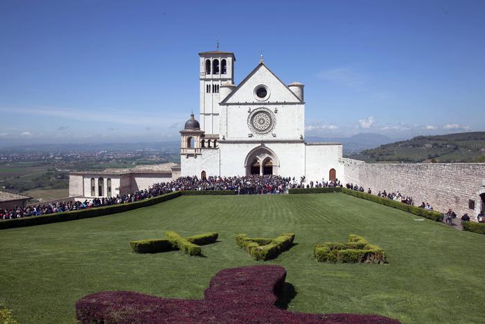 Pasqua: basiliche Assisi affollate da pellegrini e turisti